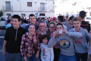 Algunos de los jóvenes que vendieron los décimos de El Gordo.