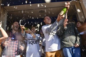 Celebración con champán en la Administración número Dos de Roquetas de Mar tras conocer el premio. 