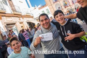 Afortunados celebrando el premio en Laujar.