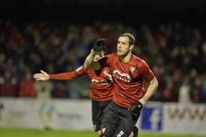 Urko Vera celebrando un gol con el Mirandés.