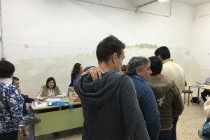 Colas para votar en un colegio electoral de Albox. 