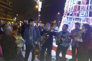 Improvisando algunas estrofas ante el público.