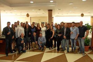 Fran Barros junto a los coachs del box y los crossfitters.