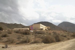 Edificio próximo a la playa de Mónsul donde iría el centro proyectado.