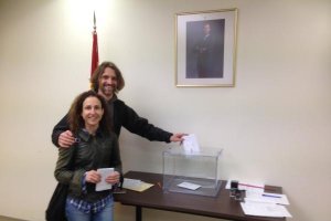 Marga García Visdómine y Jesús Ruiz Torres, votando en la embajada española. (Foto: @EmbajadaEspNZ)