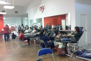 Donantes de sangre en la colecta especial de Navidad.