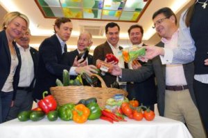 Los candidatos del PP ayer tras su reunión con Hortyfruta.