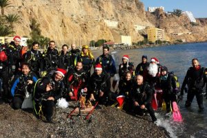 Los buceadores en la playa de El Palmer.
