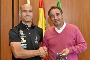 Juan José Sola con el concejal Segura.