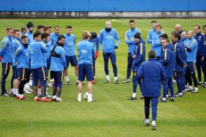 Luis Enrique en plena charla con sus jugadores.