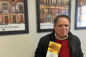 Domingo Nicolás con un ejemplar de su libro, tras la entrevista en LA VOZ.