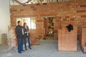 Diputada y alcalde en la nave donde irá el retén. 