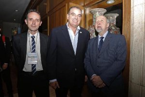 Salvador, con otros ponentes en el encuentro