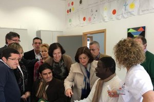 La consejera de la Junta conversa con usuarios del centro de Albox.