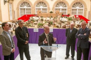 Inauguración del belén ayer con representantes de Diputación, la hermandad de Angustias y la familia Miras.