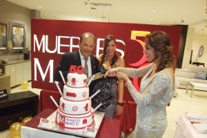 Alejandra Abad y su hermana, Carolina, junto a su abuelo y fundador de Muebles Mago, Manuel Abad.