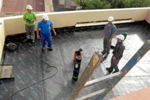 Detalle de los trabajos en el tejado del edificio