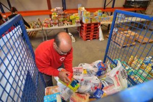 Un voluntario de Cruz Roja en la recogida del año pasado.