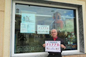 Juan Rubio,  dueño de la cafetería Rubio y Callejón, con el boleto premiado.