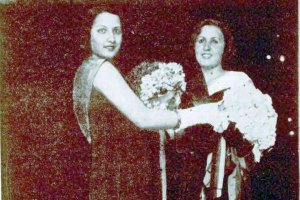 Maruja Sáez  y Caridad Jiménez el año en que acudieron a votar por primera vez.