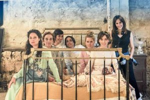 Elenco femenino del largometraje ‘La novia’ con su directora y guionista, Paula Ortiz, a la derecha.