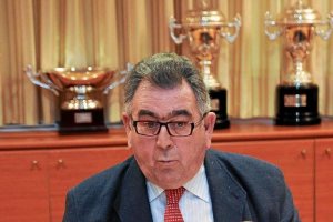 Ramón Sedeño entre copas del Unicaja.