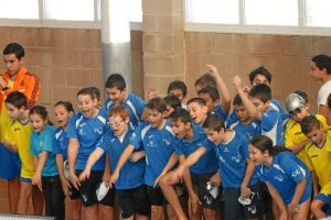 Los nadadores animando en una de las pruebas.