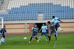 Admonio remata de cabeza.