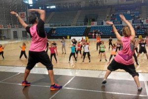 Una monitora animando a los participantes.