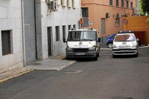 Dos vehículos de la Policía Nacional. 