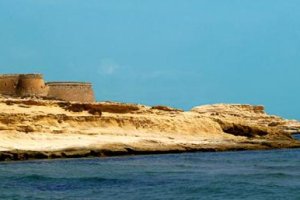 Vista del castillo de San Ramón junto al Playazo.