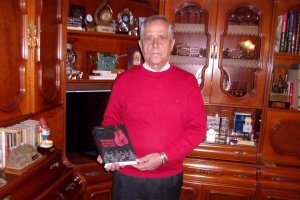 Juan Ortega sostiene en sus manos toda una vida de boxeo en Almería.