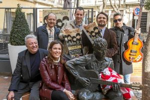 Presentación ayer, junto a la estatua de Lennon, del concierto homenaje a los Beatles.