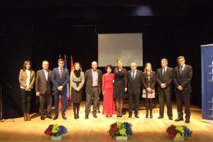 La cónsul de Rumanía junto al subdelegado de Gobierno y los concejales de Vícar, Roquetas de Mar y Almería, entre otras representaciones instituciona