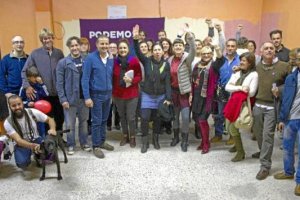 Un perro con un cartel reivindicando la bajada del IVA en un acto reciente de Podemos en El Ejido