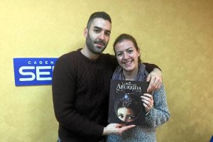 María y Antonio Lorente, autores de ‘La princesa aburrida’, ayer pasaron por las instalaciones de LA VOZ y la SER.