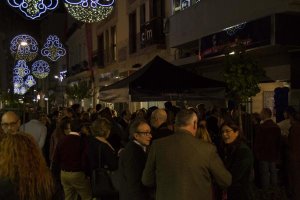 La inauguración fue todo un éxito. Los asistentes pudieron degustar sus productos.