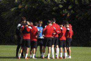 Charla de Joan Carrillo con los futbolistas.