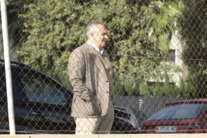 Alfonso García viendo el entrenamiento en la Vega.