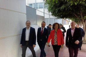 La consejera María Jesús Montero, acompañda por delegados almerienses, visita el edificio de Hermanos Machado.
