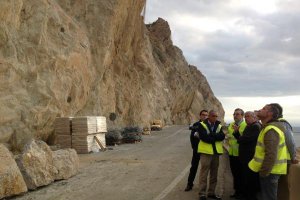 El subdelegado, junto a técnicos, en la carretera de El Cañarete esta mañana.