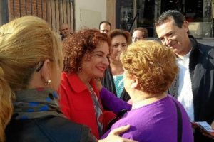 Mª Jesús Montero y Juan Carlos Pérez Navas durante un acto de campaña en La Plaza