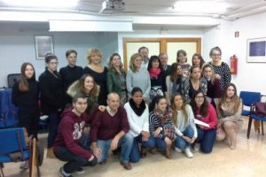 La concejal Pilar Ortega, la directora de la Escuela de Trabajo Social, Rocío López y el director del Centro de Acogida, con los voluntarios.