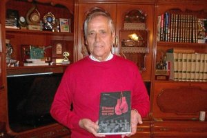 Juan Ortega sostiene con sus manos 7 años de trabajo.