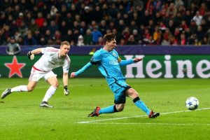 Leo Messi marcando el 0-1 ante el Bayer Leverkusen.