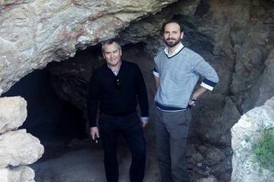 El alcalde y el secretario del Ayuntamiento en la entrada a la mina.