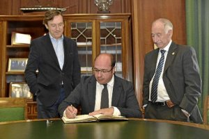 Imagen de la visita del presidente de Murcia a la Diputación de Almería 