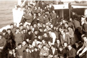 Grupo de repatriados españoles, entre ellos algunos almerienses como Calvache y Mateo, a bordo del Smiramis en 1954.