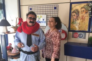 Imagen del tierno Justino junto a Francisca Moreno, titular de la Administración.