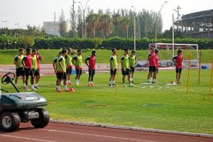Las plantillas del Almería se hacen con intermediarios afines.